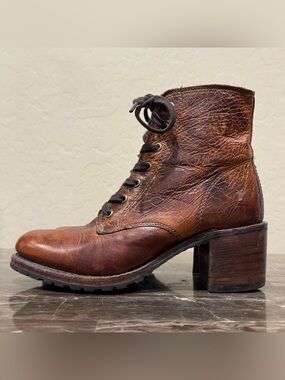 Frye Sabrina 6G Lace Up Boots